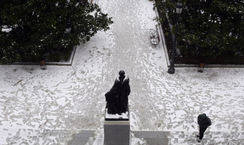 SN�: En mann spaserer i parken rundt det kongelige slott i Spanias hovedstad Madrid. Mange spanjoler opplevert en uvanlig kald og sn�rik f�rjulstid, og i den nordspanske byen Burgos ble det natt til mandag m�lt temperaturer ned i 17 kuldegrader. Iskulden har festet sitt grep over store deler av Europa, og mer enn 50 mennesker er frosset i hjel eller har mistet livet i ulykker. Foto: REUTERS / Susana Vera / SCANPIX