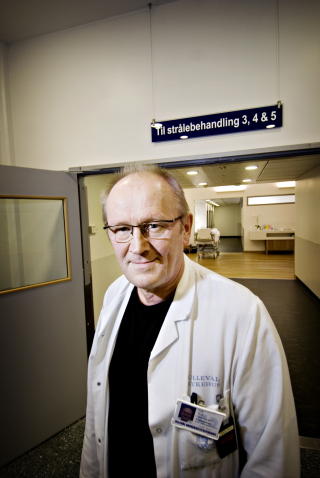 F�R TILLEGGSBEHANDLING: I Norge f�r de unge brystkreftpasienter tilleggsbehandling i form av cellegift for bekjempe de mer aggressive svulstene, if�lge kreftlege Erik Wist p� Ullev�l universitetssykehus. Foto: JOHN T. PEDERSEN