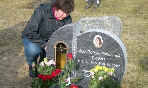 STELLER GRAVEN: Aslaug Hjert� Ivangen, mor til Aud Jorun, er ukentlig p� datterens grav. Hun sliter med � komme videre fordi saken ikke er blitt avklart i rettssystemet enn�. Foto: Privat