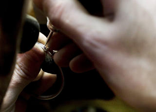 Fingernem: P� verkstedet tl Mestergull p� �s har diamantfatterne jobbet i lang tid for � f� julegavene ut. Foto: Linda N�sfeldt