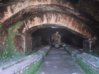 TEMPEL FOR MITHRASTILBEDELSE: En mithr�um funnet i ruinene av havnebyen Ostia Antica utenfor Roma. Tilbedelsen av Mithras foregikk i slike sm� underjordiske templer. Disse hulelignende templene skulle forestille den hulen hvor Mithras i f�lge overlevningen var blitt f�dt, i likhet med Jesus. Foto: WIKIMEDIA