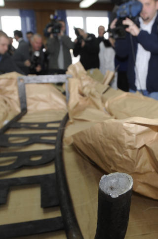 SK�RET AV: Skiltet ble stj�let 18. desember, og kom til rette tre dager etter. Foto: AP Photo/Alik Keplicz