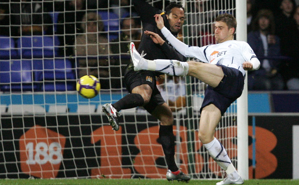 �RETS HYPE: Boltons Ivan Klasnic setter ballen forbi Manchester Citys rekorddyre midtstopper Joleon Lescott. Lescott har ikke v�rt i n�rheten av � forsvare prislappen p� rundt 200 millioner kroner, og tar plass i Dagblad-sportens utvalgte elleve skuffelser.Foto: SCANPIX/AP/Tim Hales