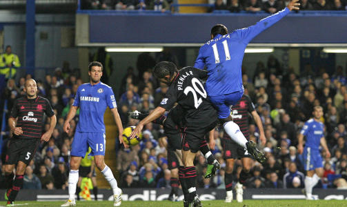 NATURFENOMENET: Chelsea-spiss Didier Drogba scorer m�l som aldri f�r, og er virkelig i ferd med � n� potensialet man har sett i �revis. Foto: SCANPIX/AFP/Ian Kington