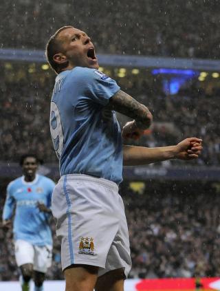 FREDHEIMS FAVORITT: Manchester Citys Craig Bellamy har gjort det motsatte av lagkamerat Lescott, og overg�tt forventningene til gangs. Bellamy har v�rt blant Citys desidert beste f�r jul.Foto: SCANPIX/REUTERS/Nigel Roddis