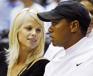 HYRET SKILSMISSEADVOKAT: Elin Nordegren (t.v.). Foto: SCANPIX
