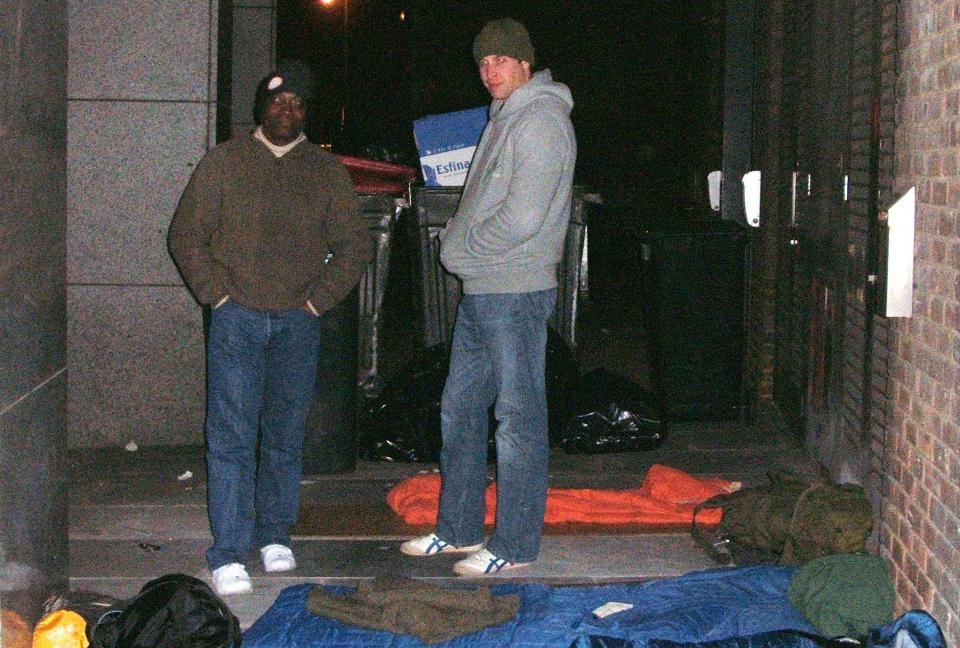 SOV P� GATA: Storbritannias prins William ble nesten overkj�rt av en feiemaskin da han sov i dette smuget i London i forrige uke. Her sammen med Seyi Obakin fra veldedighetsorganisasjonen Centrepoint, som William st�tter. Foto: AP/CENTREPOINT
