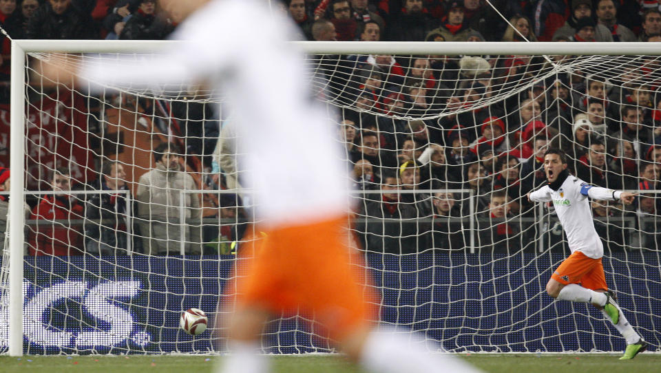 M�LGARANTIST: Valencia-spiss David Villa ymter om at han spiller i Premier League neste sesong. Her scorer han mot Genoa i Europa League. Foto: AP/Antonio Calanni