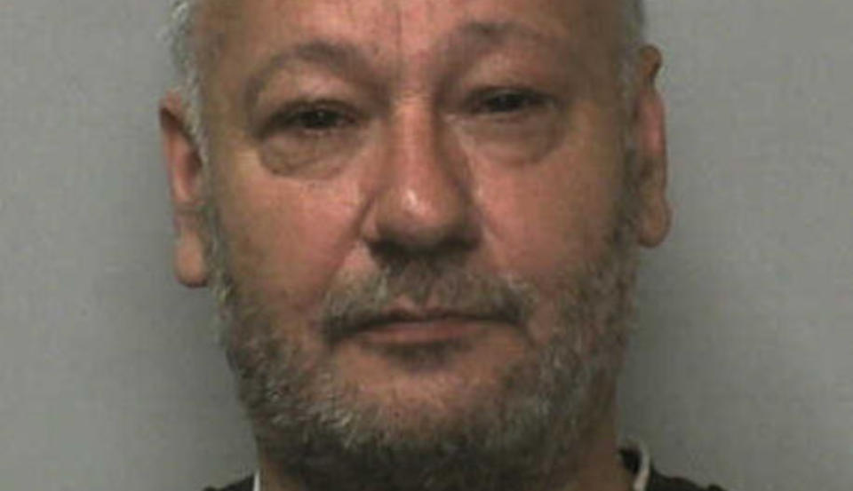 D�MT: Thomas Gibbs ble d�mt til 16 m�neders fengsel for � ha avtalt to m�ter med en jente (11) p� Facebook og for � ha sagt han ville kysse henne. Foto: Thames Vally Police