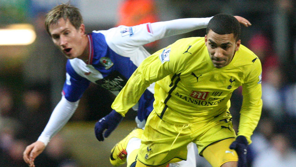 F�R IKKE PENGER FRA S�NNENS OVERGANG: Morten Gamst Pedersens far, Erns Pedersen, �nsket seg en bit av kaka etter vingens overgang til Blackburn. Her er Gamsten i aksjon mot Tottenhams Aaron Lennon. Foto: AP/Scott Heppell