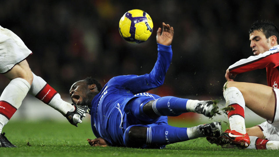 INNBITT: B�de Cesc Fabregas og Michael Essien var �penbare valg da Dagbladet plukket ut �Topplaget� i Premier League s� langt. Da var det langt verre � velge spillere til noen av de andre plassene. Foto: AFP PHOTO / Adrian Dennis