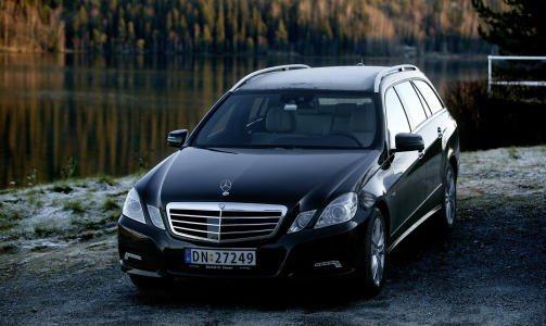 PRESTIGETAP: Nye Mercedes E-klasse scorer topp i n�rlysene, men har elendige fjernlys, bare hakket bedre enn de aller d�rligste og billigste bilene. Foto Henning Lilleg�rd