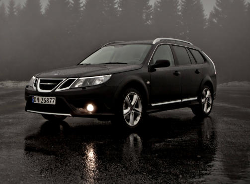 BEST: Saab 9-3 XWD har de beste lysene, topp b�de for n�rlys og fjernlys.  Om t�kelysene som her er tent sier testen ingenting.Foto: Krister S�rb�