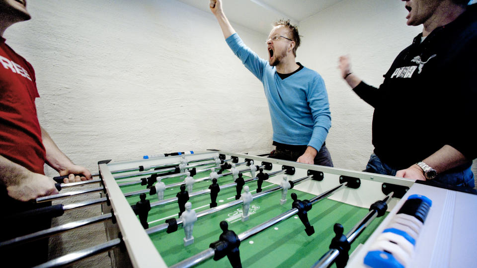 Oslo 20091223 Sigurd Soolien kommer med ny TV-serie hvor spillet fussball er hovedtema. Her i kjelleren p� Kjels�s sammen med Paul Martin Brendan (r�dt) og Kent Bergersen. Foto: John T. Pedersen/Dagbladet
