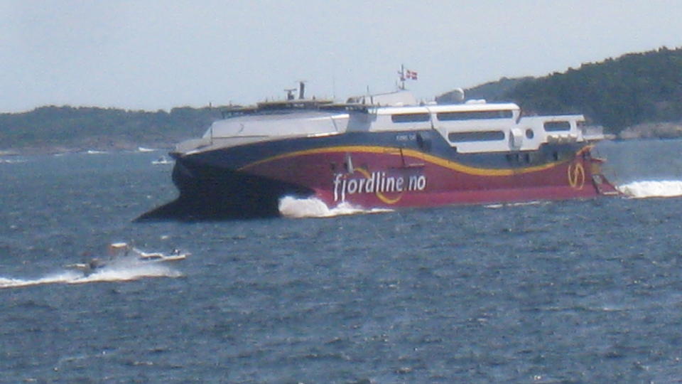 KLAR TIL NY DYST: Fjord Lines Fjord Cat er innehaver av Atlanterhavets Bl� b�nd, som betyr at hun er det raskeste skip som har krysset Atlanteren. Etter dommer i Kristiansand tingrett, f�r rederiet atter lov til � bruke hurtigferja p� sommerseilaser melom Kristiansand og Hirtshals. Arkivfoto: Eivind Pedersen