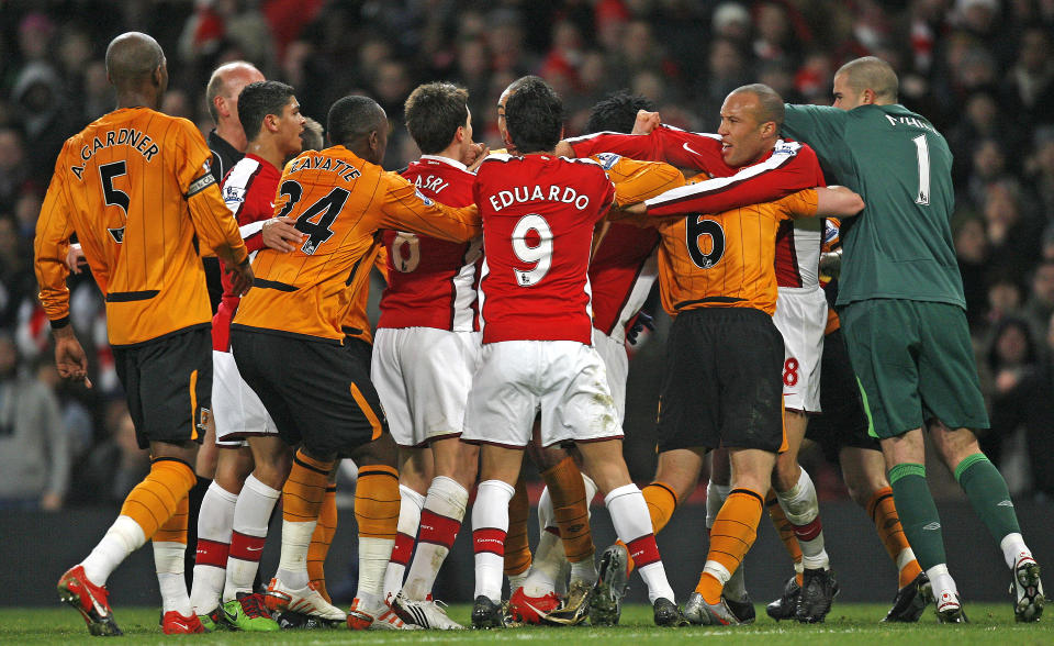 AMPERT: Det gikk hardt for seg i etterkant av Samir Nasris stempling av Richard Garcia like f�r pause i oppgj�ret mellom Arsenal og Hull. N� er begge lag siktet av FA for � mistet kontrollen over spillerne sine.Foto: SCANPIX/AFP PHOTO/Ian Kington