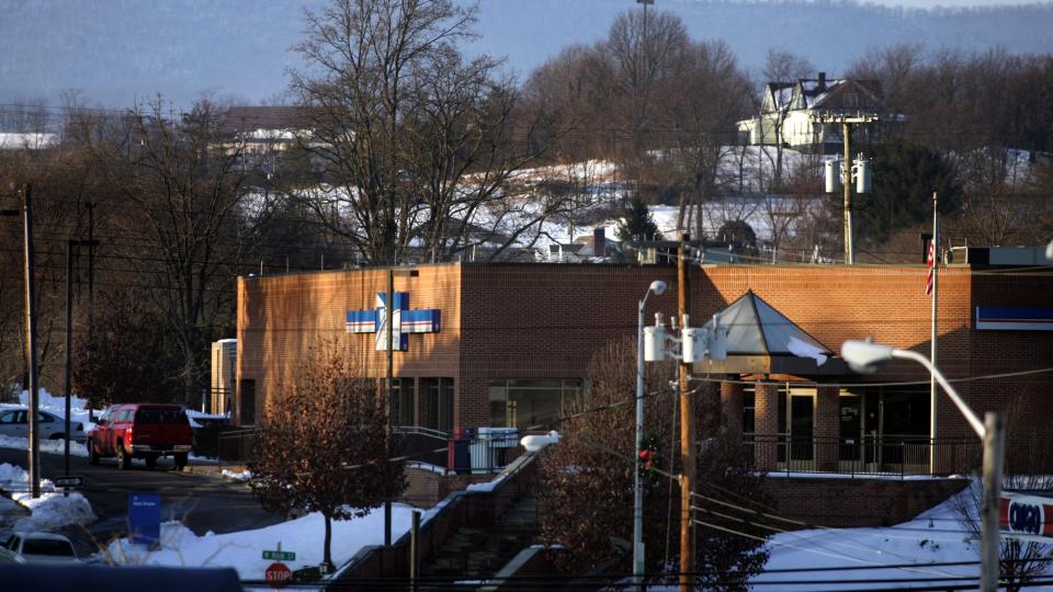 GISSELDRAMA: Til h�yre i bildet vises postkontoret hvor rullestolmannen tok fem gisler. Foto: AP/Scanpix