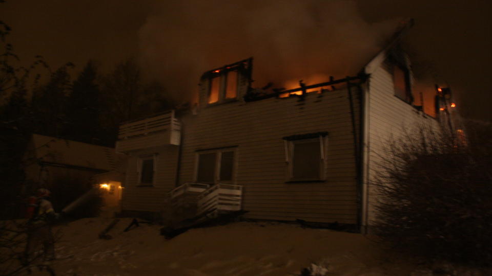 I FULL FYR: Brannvesenet hadde en tung oppgave da dette huset i Lier begynte � brenne. Foto: Ole Christian Nordby