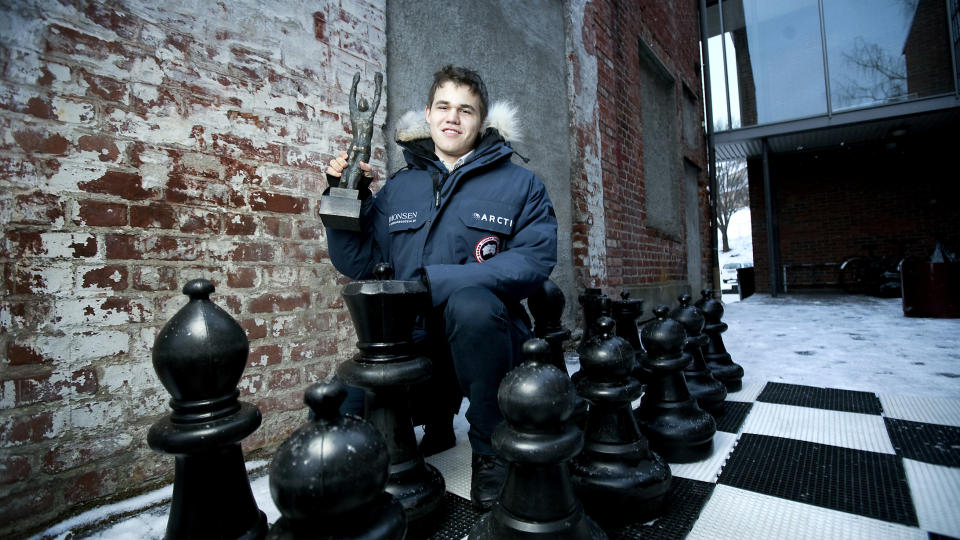 KONGEN:  Sjakkspiller og verdensener Magnus Carlsen vant Folkets Idrettspris som Dagbladet deler ut. Man regner med at mer enn 600 millioner kan spille sjakk i verden. Den aller beste er Carlsen.
Foto: Henning Lilleg�rd / Dagbladet