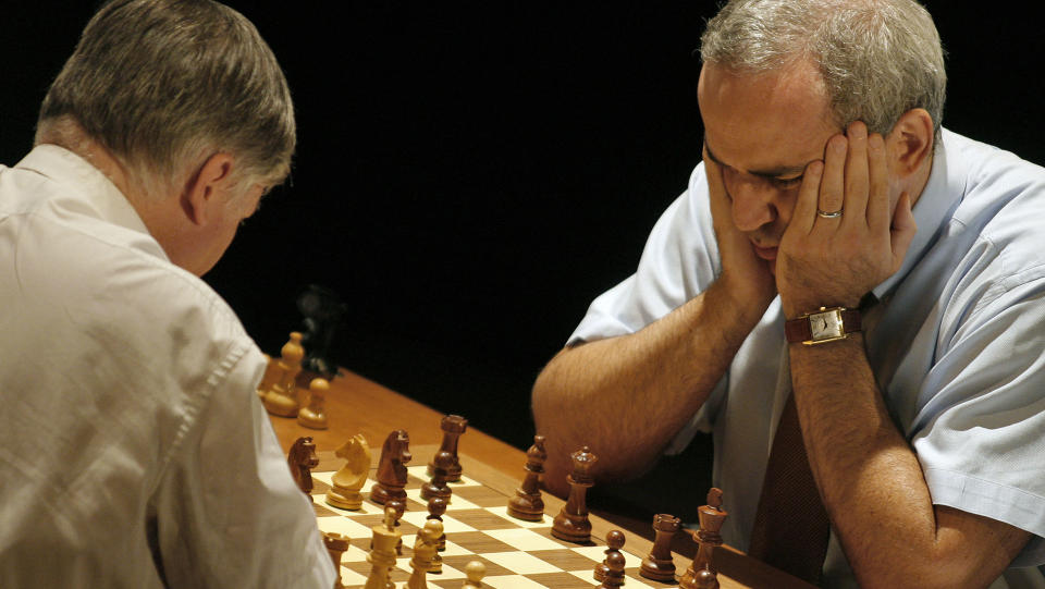 KJENNER GAMET: Sjakklegenden Garri Kasparov har jobbet tett med Magnus Carlsen det siste �ret. Det samarbeidet har b�ret frukter.Foto: SCANPIX/AFP/ JOSE JORDAN
