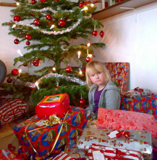 Nora, fem �r, sjekker ut �rets fangst og har sommerfugler i magen.
Kvelden kommer ikke fort nok.. Julehilsen fra mamma marianne