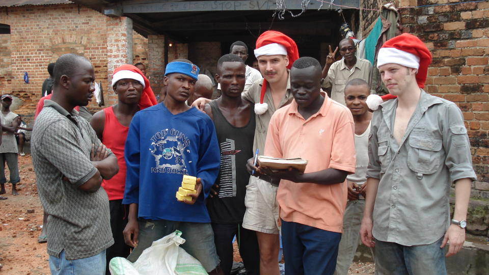 S�PEUTDELIG: Tjostolv Moland og Joshua French bidro til julestemning i fengselet i Kisangani i dag, her under utdeling av s�pe fra sj�mannskirken til samtlige medfanger. Foto: Sj�mannskirken
