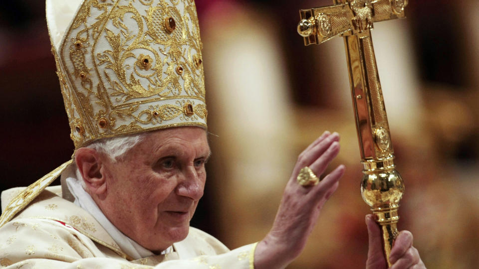 BA OM RESPEKT: Menneskene m� vise hverandre respekt og toleranse, understreket pave Benedikt XVI i sin nytt�rstale i Peterskirken fredag. Ogs� nytt�rsaften deltok paven under b�nn i Peterskirken. Foto: SCANPIX