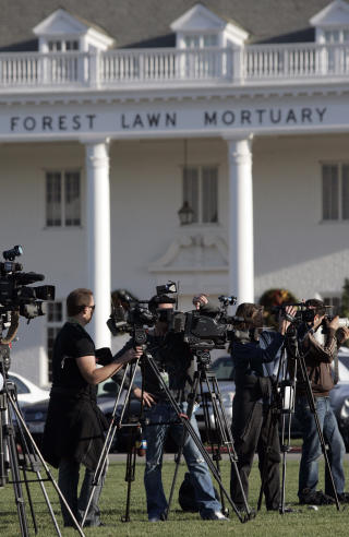 MYE OPPMERKSOMHET:  Brittanys plutselige d�dsfall har f�tt mye oppmerksomhet i medier verden over. Her setter fotografene opp utstyret i forkant av begravelsen. Foto: AP Photo/Jason Redmond