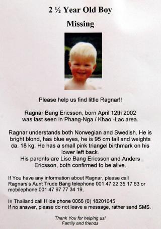 SAVNET: Lise og Anders Bang Ericsson hang opp plakater i Phuketomr�det etter tsunamien, i h�p om � finne igjen s�nnen Ragnar.