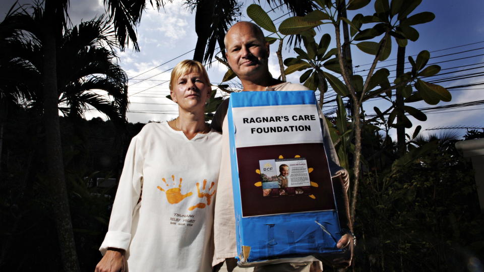 RAGNAR�S CARE FOUNDATION: Lise og Anders Bang Ericsson mistet s�nnen, Ragnar, i tsunamien 2.juledag i 2004. De ville gj�re noe meningsfylt, og startet stiftelsen Ragnar�s Care Foundation (RCF), som i dag drifter blant annet ni barnebibliotek i Khao Lak-omr�det i Thailand. Dette bildet av ekteparet ble tatt ett �r etter tsunamien. Arkivfoto: ROBERT S. Eik / Dagbladet