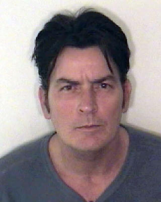 ARRESTERT: Politiets bilder av Charlie Sheen etter at han ble arrestert fredag 25. desember.  Foto: SCANPIX/AFP/Aspen Police Department.