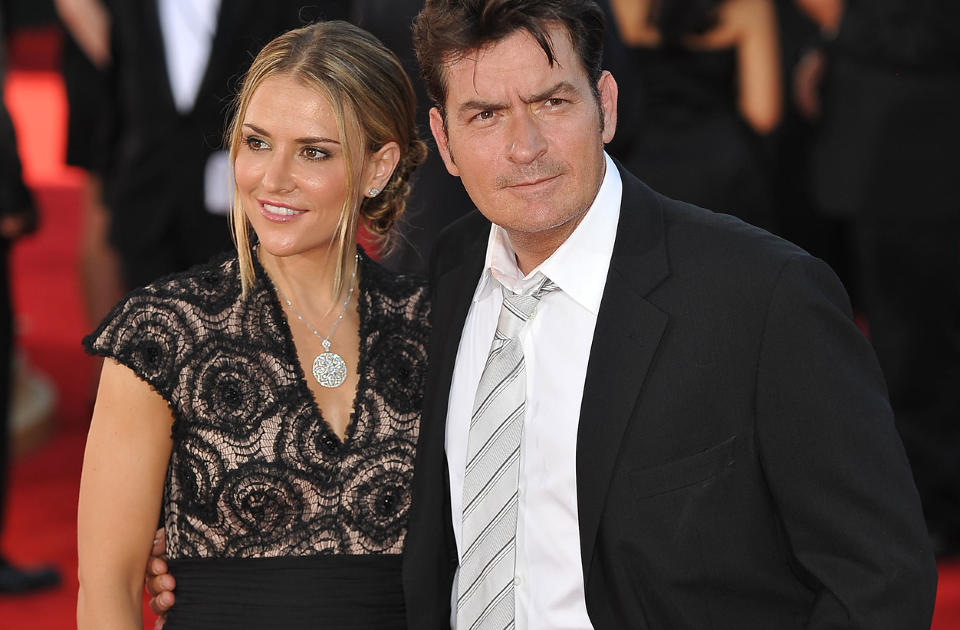 KRANGLET:   Charlie Sheen skal ha kranglet med kona Brooke Mueller f�r han ble arrestert f�rste juledag. Her er de to sammen p� den r�de l�peren f�r Emmy-utdelingen i �r. Foto: AFP PHOTO/Robyn BECK