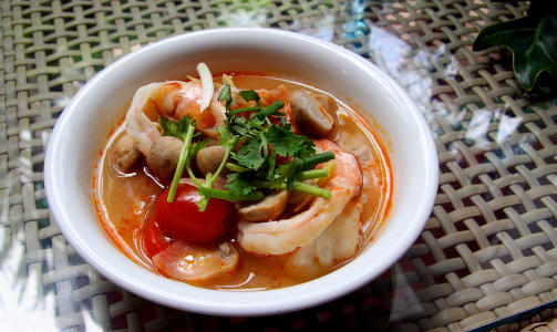  TOM YAM GOONG:   Klassisk thaisuppe med urter og chilipaste.