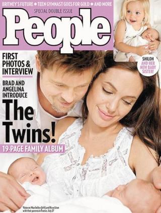 DEN NYE TRENDEN? Flere store kjendiser valgte � vise fram nye familiemedlemmer p� ulike magasinforsider i ti�ret som gikk. Her er Brad Pitt og Angelina Jolie p� forsida av People.