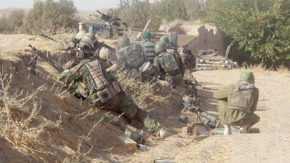 I LIVSFARE: Nordmennene gjengjeldte ilden og fikk luftst�tte da de ble angrepet. Foto: Lars Kroken/Forsvaret