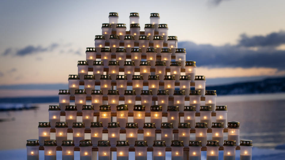 ET LYS FOR HVERT OFFER: 84 lys, et for hver nordmann som mistet livet, ble tent under minneseremonien etter Tsunamien i 2. juledag 2004. Minnestunden ble holdt ved minnesmerket for tsunamien p� Huk p� Bygd�y i Oslo.
Foto: H�kon Mosvold Larsen / Scanpix
