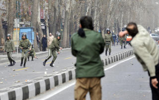 STEIN: Iranske demonstranter kaster stein mot politiet i g�r. Foto: AFP