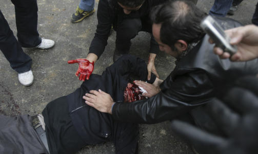 DRAMATISK: Sikkerhetsstyrkene g�r hardt til verks mot demonstrantene i Teheran. Foto: AP