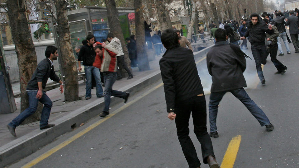 OPPT�YER:  Iranske opposisjonelle protesterer i gatene i Irans hovedstad Teheran. Tre demonstranter ble i g�r skutt av sikkerhetsstrykene i byene. Foto:  AFP PHOTO/STR