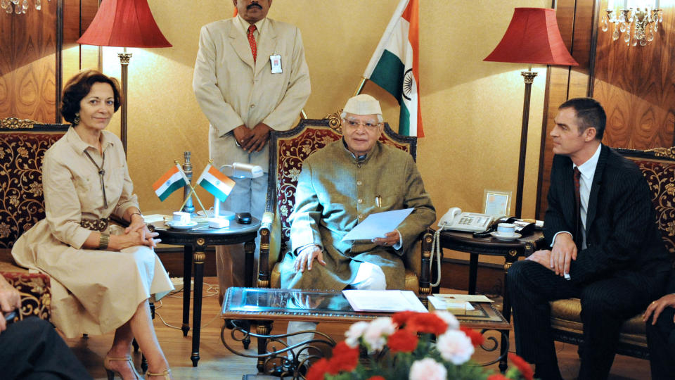 TREKKER SEG:Guvern�ren N.D.Tiwari for delstaten Andhra Pradesh i India. Her sammen med den franske kabinettministeren for utenlandsk handel, Anne-Marie Idrac og den franske ambassad�ren i India, Foto: AFP