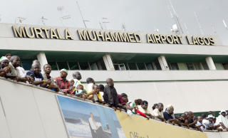 SLAPP GJENNOM SIKKERHETSKONTROLLEN: 23-�ringen reiste fra Lagos via Amsterdam. Foto: AFP/Scanpix