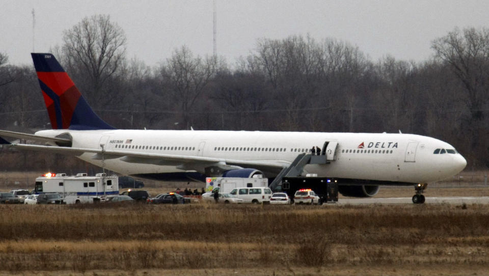 FLYDRAMA: To dager etter nestentragedien p� NWA 253 fra Amsterdam til Detroit ble en annen nigeriansk statsborger p�grepet p� flyplassen i Detroit - om bord et fly med samme flightnummer. Foto: AP Photo/Charles Rex Arbogast/Scanpix