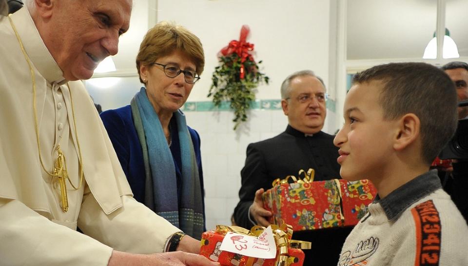 DELTE UT JULEGAVER: Paven var p� julevisitt i et suppekj�kken i Roma i dag. Foto: AP Photo/L'Osservatore Romano/Scanpix
