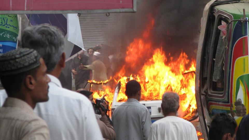 FLERE DREPT: Et nytt bombeangrep rystet i dag et sjiamuslimsk opptog i Karachi. Foto: REHAN KHAN / EPA