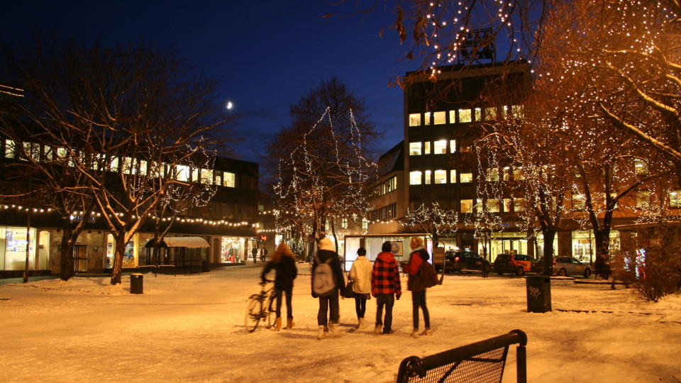 M�RKLAGT: Store omr�der i T�nsberg ble m�rklagt natt til s�ndag. Kraftselskapet glemte den siste uka i �ret. Her er julebelysning p� Farmandtorget i T�nsberg i fjor - med str�m. Foto: Kirsten M. Buzzi/Dagbladet