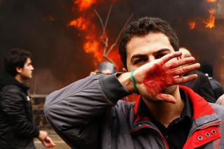 NOE NYTT: Oppt�yene har gitt mange f�lelsen av at noe nytt er i emning i Iran, at motstanden n� er blitt s� sterk at den ikke lenger kan knebles, sier Mahmood Amiry-Moghaddam. Foto: SCANPIX