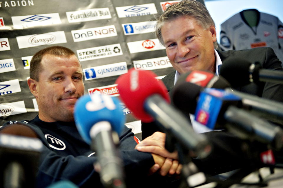 FIRE M�NEDER SIDEN: 28. august var det god stemning p� Fredrikstad Stadion da FFK-direkt�r Runar Henriksen presenterte sin nye trener, Tom Nordlie. N� er situasjonen en helt annen. 
Foto: Jon Olav Nesvold / SCANPIX
