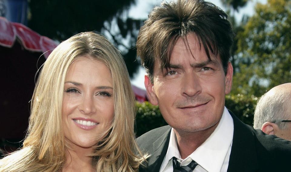 LYKKELIGE TIDER:  Charlie Sheen og Brooke Mueller p� den r�de l�peren f�r Emmyutdelingen i 2008. Foto: Scanpix