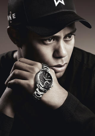 STORE VERDIER: Tiger Woods er en av verdens best betalte reklameobjekter. Klokkeprodusenten TAG Heuer m�tte tidligere i desember avvise rapporter om at de var i ferd med � droppe golfstjernen.Foto: SCANPIX/REUTERS/PRNewsFoto/TAG Heuer/Handout