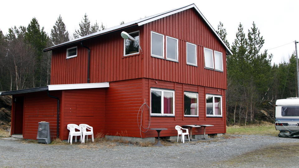 �STEDET: Ved dette bygget inntil travbanen i Skaun skjedde drapet 1. november. Foto: TOM E. �STHUUS